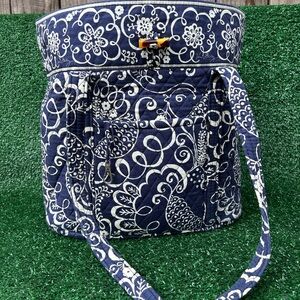 BEAUTIFUL ..!!!!Vera Bradley Navy and White Floral tote bag
